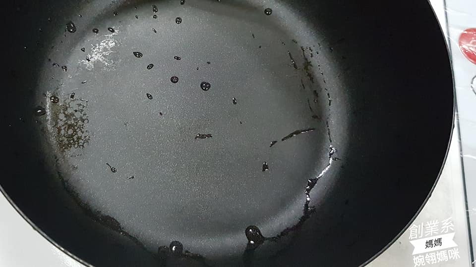 南瓜煎餅 取一鍋子用文火熱鍋