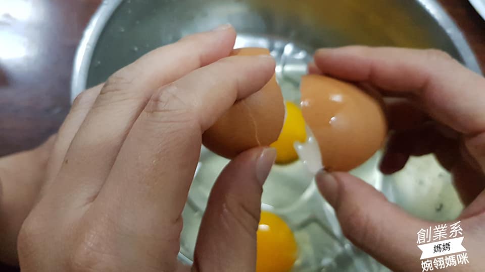 南瓜煎餅取一個鍋子放入兩顆雞蛋