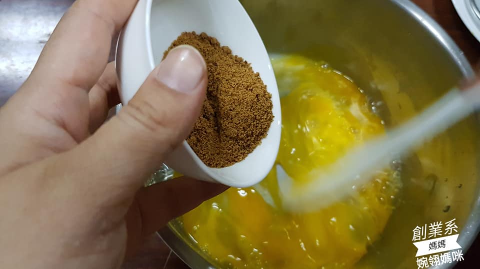 南瓜煎餅雞蛋打散加入黑糖